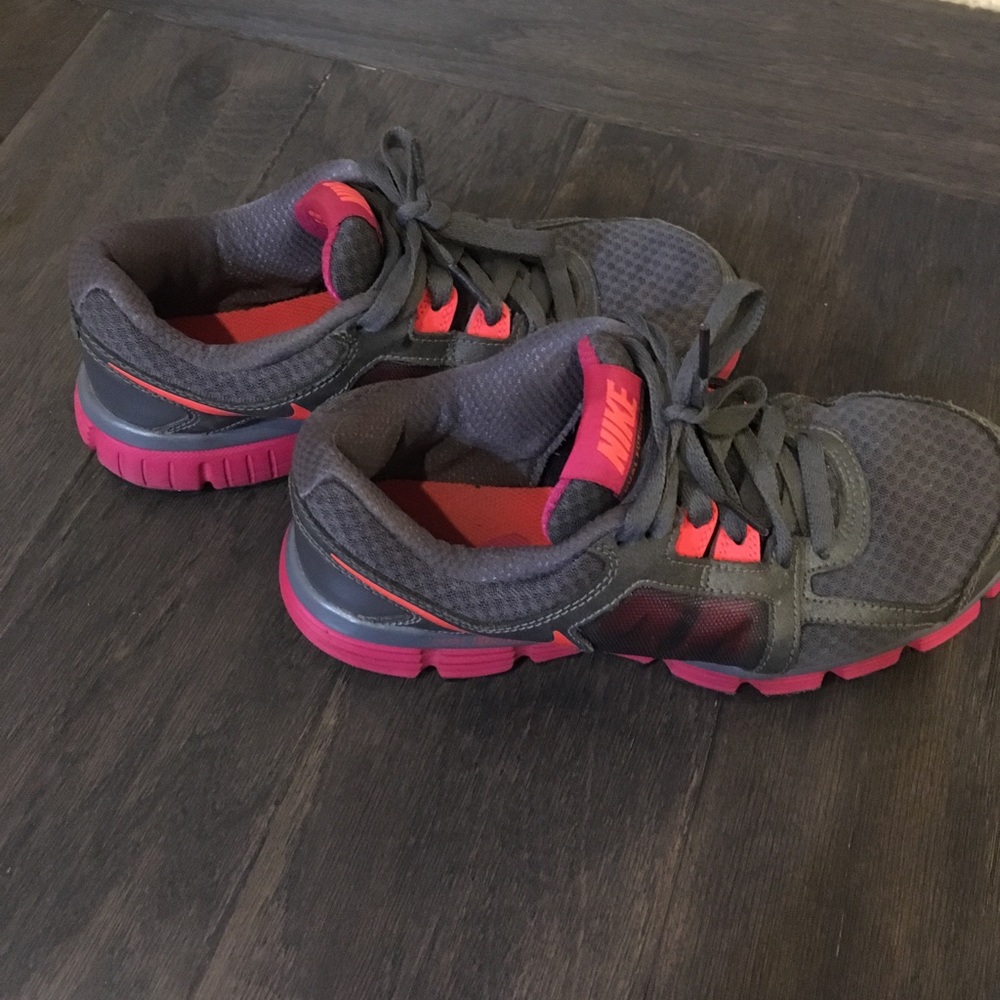 Women’s NIKE shoes Size 6